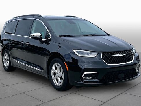 Used 2023 Chrysler Pacifica Limited FWD image 3