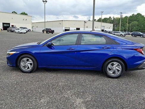 Used 2025 Hyundai Elantra SE FWD image 5