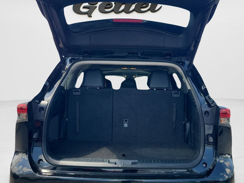 Used 2023 Toyota Highlander XLE FWD image 9