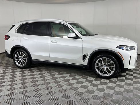 Certified 2024 BMW X5 xDrive40i w/ Premium Package AWD/4WD image 3