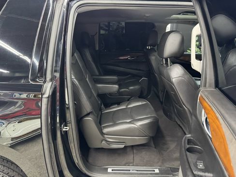Used 2020 Cadillac Escalade ESV Luxury w/ Escalade Sport Edition AWD/4WD image 19