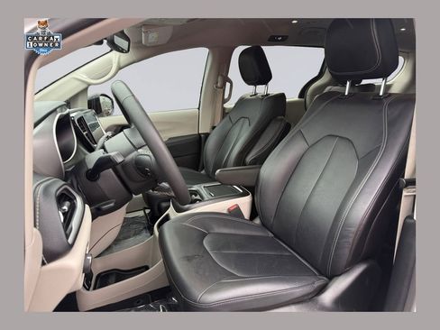 Certified 2024 Chrysler Pacifica Select image 1