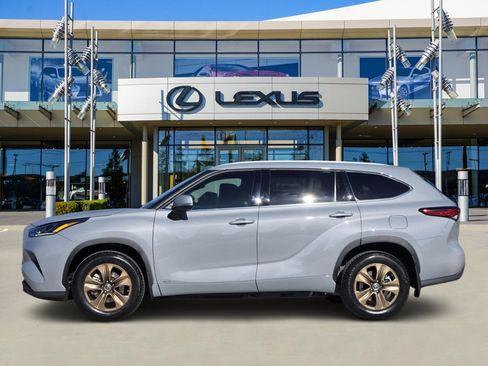 Used 2022 Toyota Highlander Bronze Edition image 3