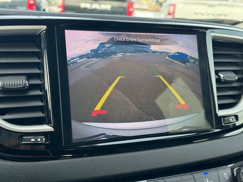 Used 2024 Chrysler Pacifica Touring-L FWD image 24