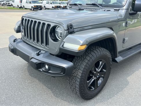 Used 2019 Jeep Wrangler Unlimited Sahara AWD/4WD image 12