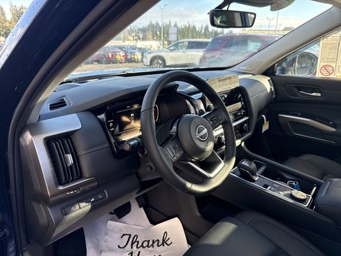 New 2025 Nissan Pathfinder Platinum w/ Black Appearance Package image 13