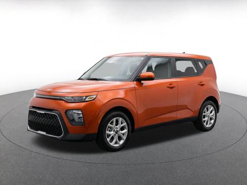 Used 2025 Kia Soul LX w/ LX Technology Package FWD image 3
