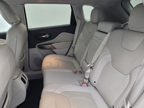 Used 2019 Jeep Cherokee Limited image 18