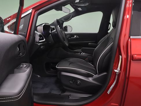 New 2027 Chrysler Pacifica Limited FWD image 11