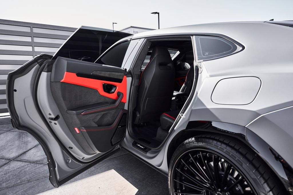 Used 2025 Lamborghini Urus SE AWD/4WD image 27