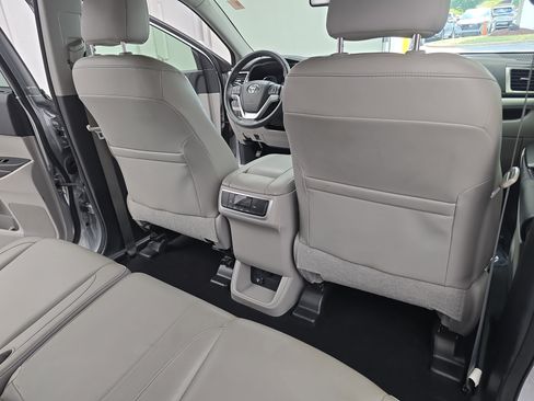 Used 2015 Toyota Highlander XLE FWD image 11