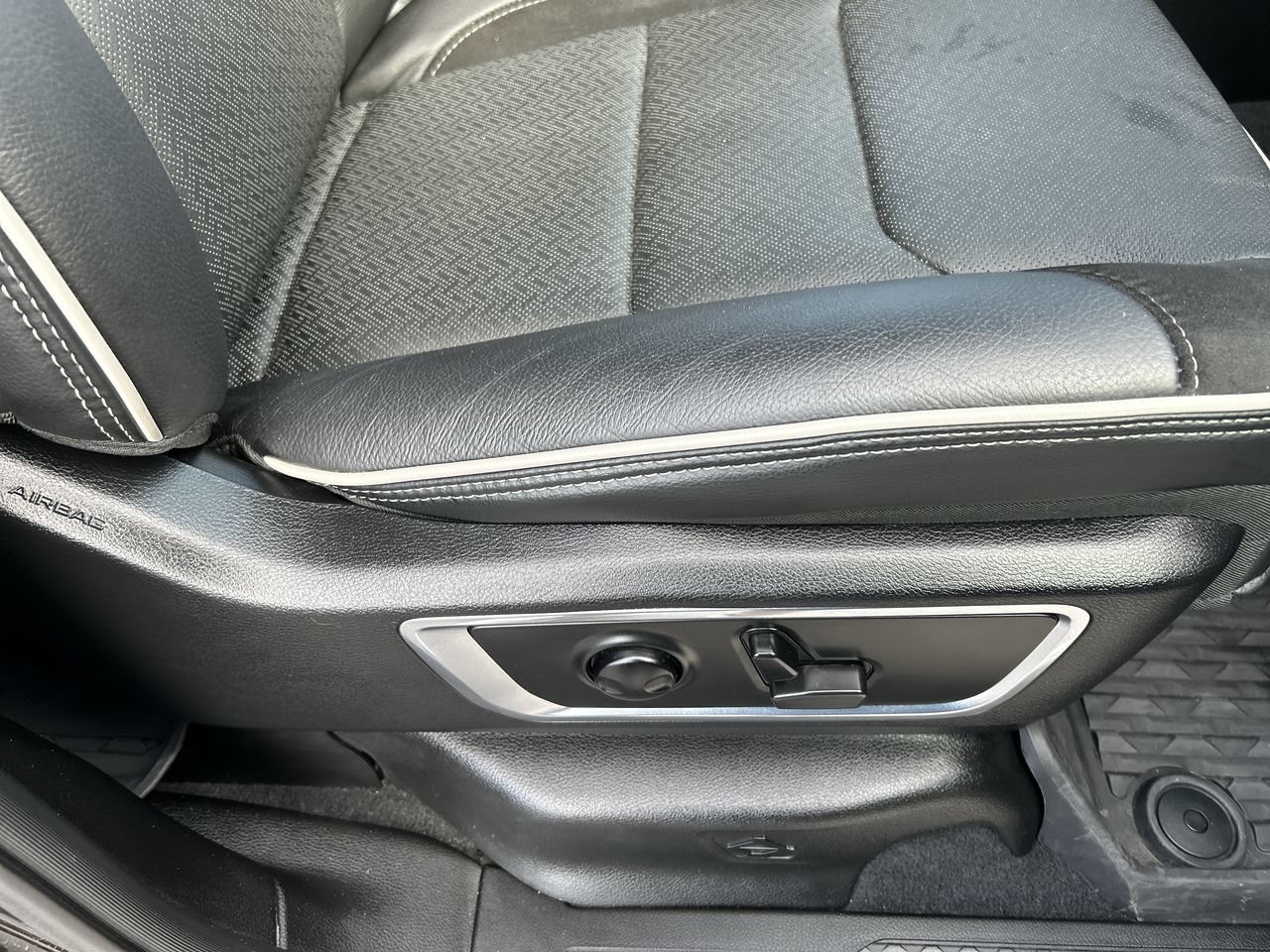 Used 2025 RAM 1500 Laramie AWD/4WD image 16