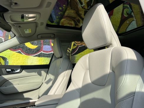 Used 2022 Volvo XC60 B5 Momentum w/ Climate Package image 23