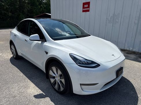 Used 2022 Tesla Model Y Long Range AWD/4WD image 1