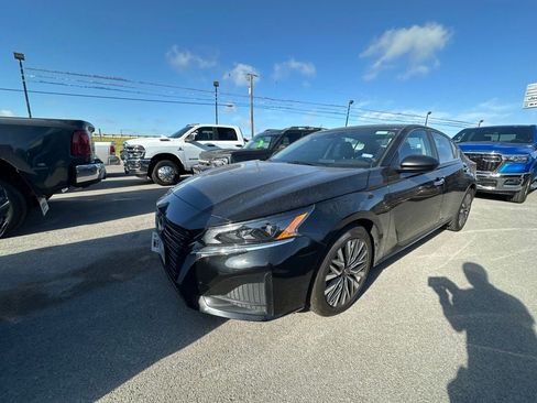 Used 2025 Nissan Altima 2.5 SV FWD image 1