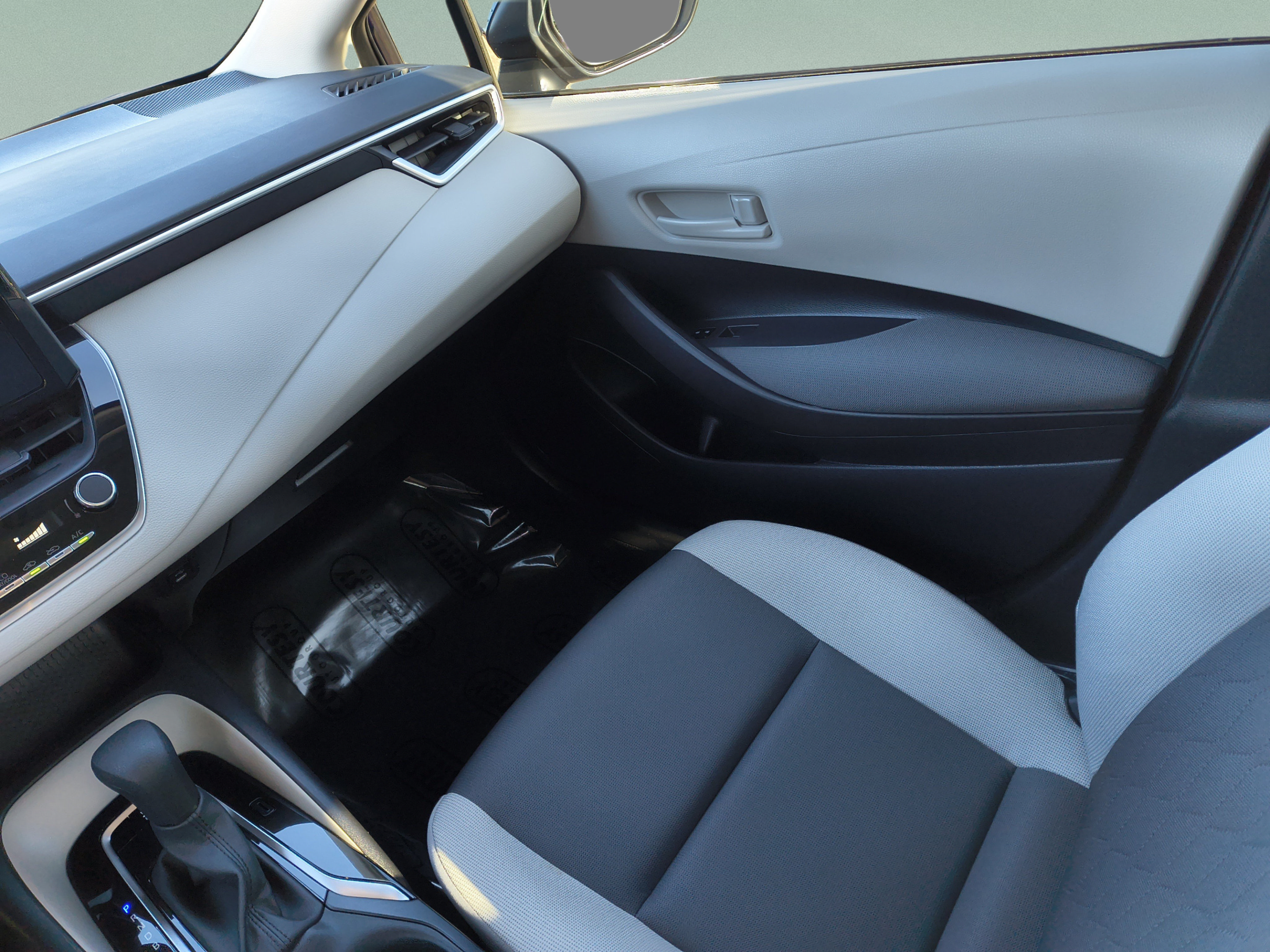 Used 2024 Toyota Corolla LE FWD image 13