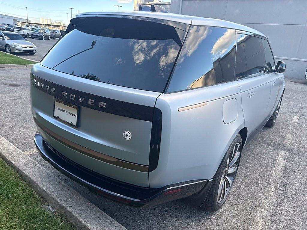 Used 2026 Land Rover Range Rover SV AWD/4WD image 5