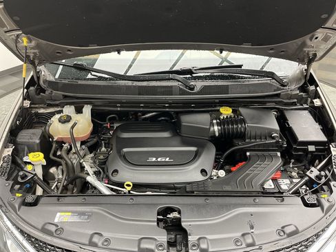 Used 2018 Chrysler Pacifica Limited w/ Tire & Wheel Group FWD image 28