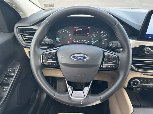Used 2022 Ford Escape SE w/ SE Sport Appearance Package image 19