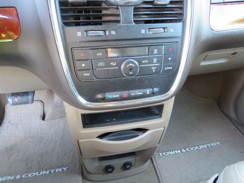 Used 2013 Chrysler Town & Country Touring image 28