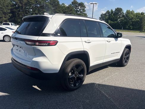 Used 2023 Jeep Grand Cherokee Altitude AWD/4WD image 9