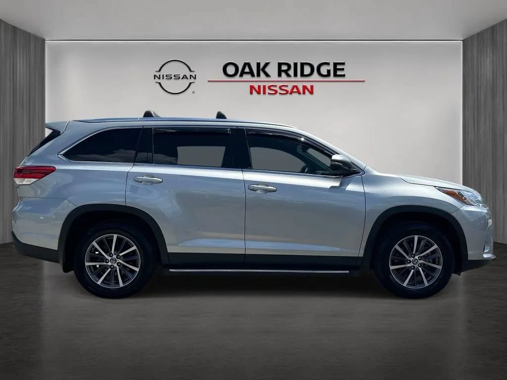 Used 2019 Toyota Highlander XLE AWD/4WD image 2