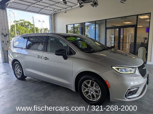 Used 2024 Chrysler Pacifica Touring-L FWD image 2