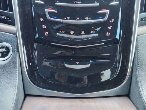 Used 2015 Cadillac Escalade Luxury image 17