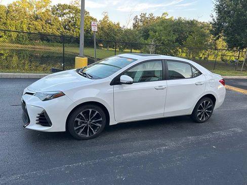 Used 2018 Toyota Corolla SE w/ SE Premium Package FWD image 2