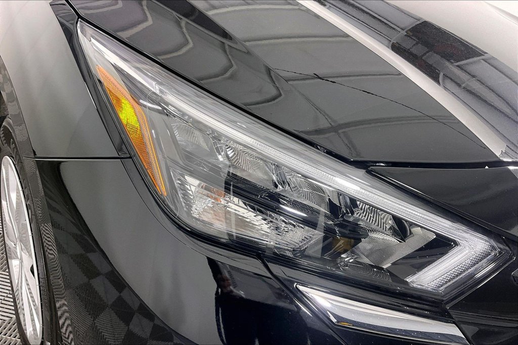 Used 2025 Nissan Versa S w/ Trunk Package FWD image 36
