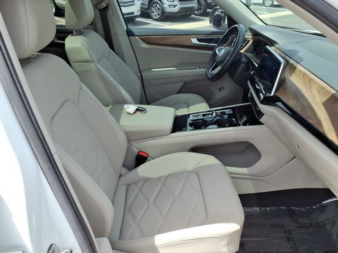 Certified 2024 Volkswagen Atlas SE w/ Panoramic Sunroof Package image 11