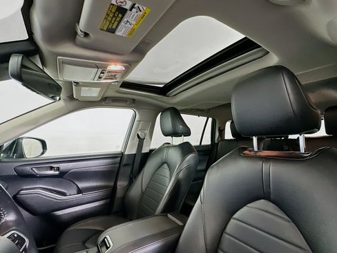 Used 2024 Toyota Highlander XLE image 26