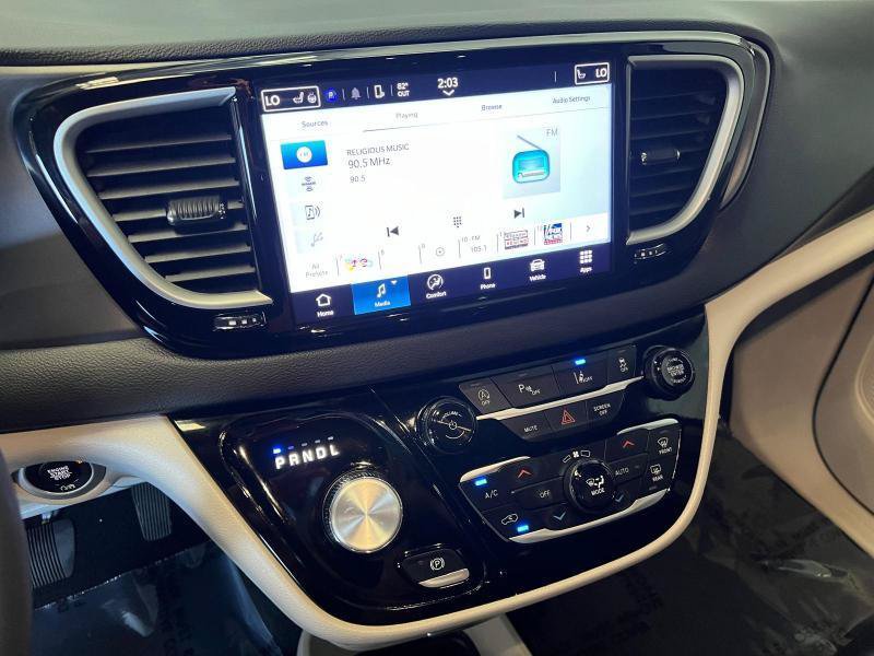 Used 2024 Chrysler Pacifica Touring-L FWD image 15