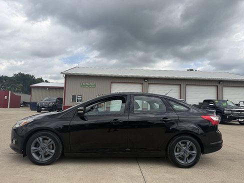 Used 2014 Ford Focus SE w/ SE Sport Package FWD image 2