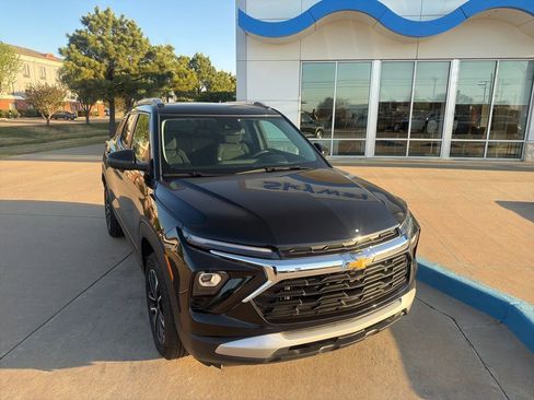 Used 2024 Chevrolet TrailBlazer LT w/ LT Cold Weather Package image 2