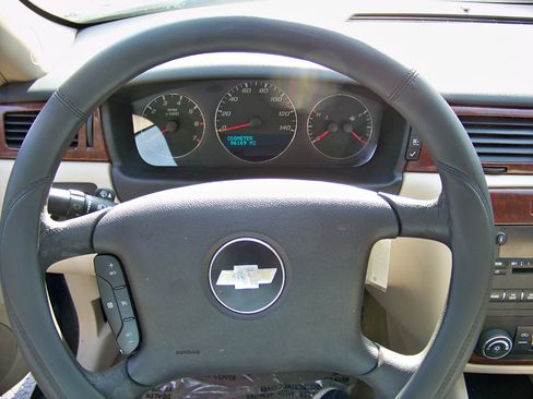 Used 2009 Chevrolet Impala LT image 25