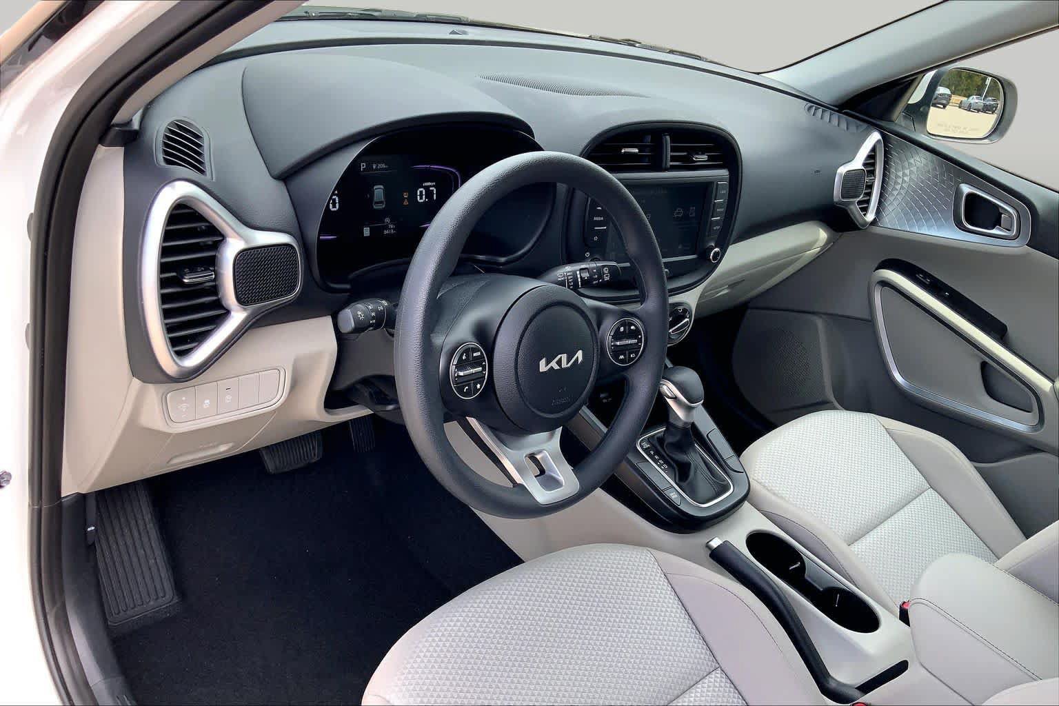 Used 2025 Kia Soul LX w/ LX Technology Package FWD image 17