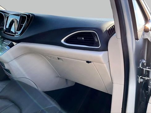 Used 2024 Chrysler Pacifica Touring-L FWD image 17