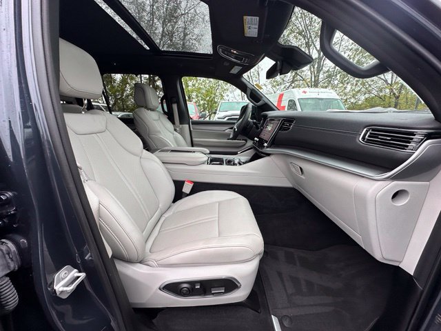 Used 2025 Jeep Wagoneer Series III w/ Premium Group I AWD/4WD image 32