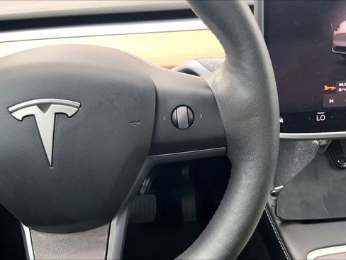 Used 2022 Tesla Model Y Long Range AWD/4WD image 25
