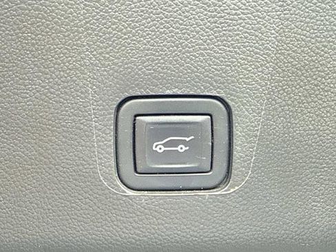 Used 2021 Chevrolet Traverse Premier AWD/4WD image 31
