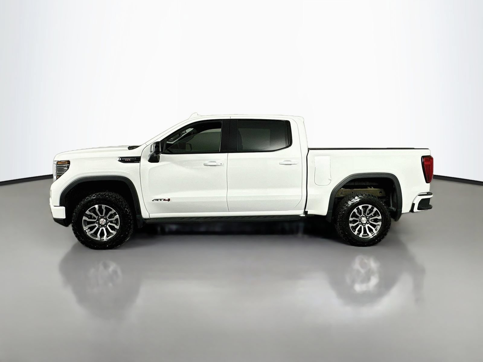 Used 2022 GMC Sierra 1500 AT4 w/ AT4 Premium Package AWD/4WD image 4
