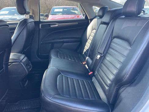 Used 2017 Ford Fusion SE w/ Fusion SE Technology Package image 9