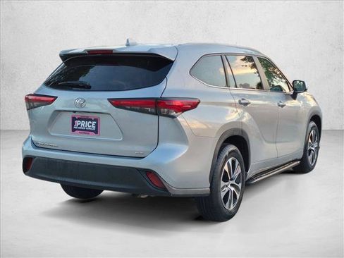 Used 2023 Toyota Highlander XLE FWD image 5