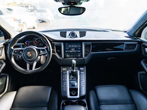 Used 2018 Porsche Macan Turbo AWD/4WD image 21