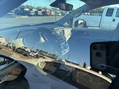 Used 2023 Chrysler Voyager LX image 10