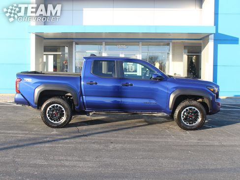 Used 2024 Toyota Tacoma TRD Off-Road image 3