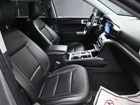 Used 2022 Ford Explorer XLT w/ Equipment Group 202A AWD/4WD image 38