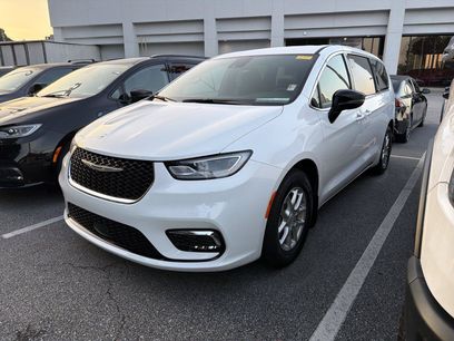 Used 2025 Chrysler Pacifica Select w/ Uconnect Theater Family Group