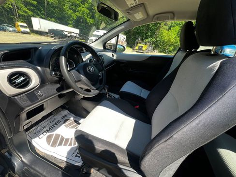 Used 2012 Toyota Yaris L FWD image 9